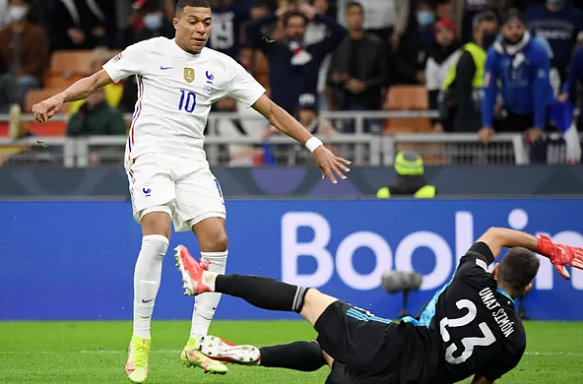 España tutea a Francia, pero cae con un polémico gol de Mbappé