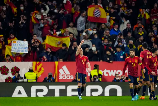 El largo abrazo de Barcelona a la selección: una victoria llena de banderas y «¡Viva España!»